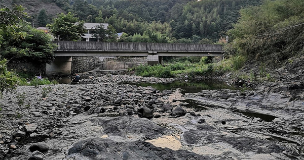 山村道路崎岖.jpg