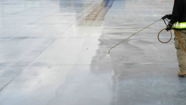 地面洒水.jpg