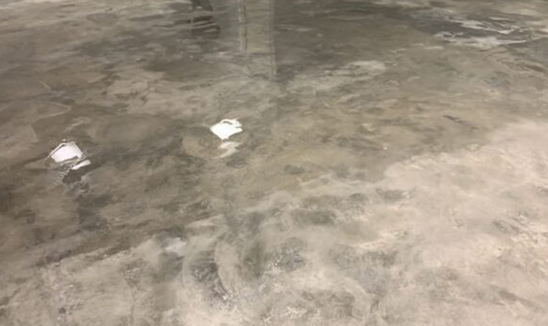涂抹混凝土密封固化剂.jpg